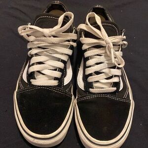 Vans Classic low top sneakers
US size 4